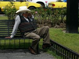 Los pensionados que ganen hasta 25 salarios mínimos, podrían dejar de pagar impuestos. ARCHIVO  /