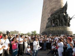 Unas mil personas toman parte en la marcha contra la violencia en el Monumento a los Niños Héroes, en Guadalajara. A. CAMACHO  /