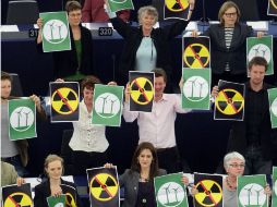 Parlamentarios europeos protestan en Estrasburgo previo al debate por implicaciones en Fukushima. AP  /