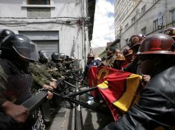 Enfrentamiento entre mineros y la policía en las calles de La Paz. REUTERS  /