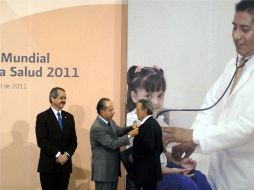 Felipe Calderón entrego condecoraciones a lo más destacado en medicina. NOTIMEX  /