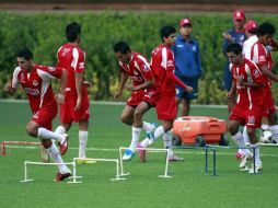 Omar Esparza en un entrenamiento con el Rebaño Sagrado en el Omnilife. MEXSPORT  /