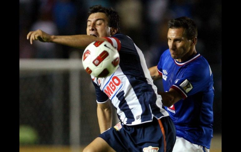 Christian Giménez en busca del esférico. MEXSPORT  /