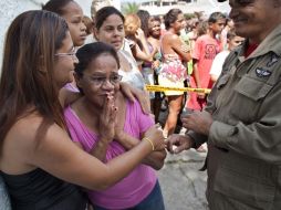Horas de angustia pasaron los padres afuera dle plantel para conocer la situación de sus hijos. AP  /