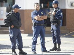 Policías se manifiestan en la avenida López Cotilla. ARCHIVO  /
