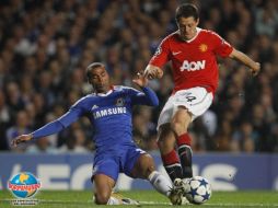El jugador mexicano Javier 'Chicharito' Hérnández manejando el balón en el duelo ante el Chelsea de la Champions League. AP  /