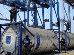 En Manzanillo se decomisaron dos isotanques con 38 toneladas de precursores químicos. EL UNIVERSAL  /