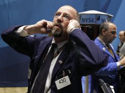 Comerciante Federico Reimer, trabaja en el piso de la Bolsa de Nueva York. AP  /