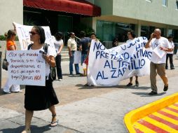 Asociaciones civiles que se oponen a la Presa El Zapotillo se manifestaron hoy en el cruce de Federalismo y Juárez. E. BARRERA  /
