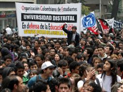 Colombianos participan en una marcha, en la Plaza de Bolívar de Bogotá, para manifestarse contra el Gobierno del presidente Santos. EFE  /