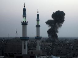 Una columna de humo se observa en Rafiah, sur de la Franja de Gaza. EFE  /
