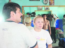 Irma Sánchez con su entrenador Rafael Guzmán. G. LÓPEZ  /