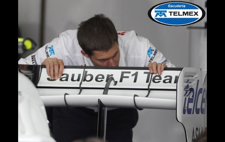 Un técnico del equipo Sauber realiza las útlimas revisiones al alerón del monoplaza de Sergio Pérez. REUTERS  /