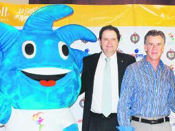 La presentación del nuevo patrocinador. E. PACHECO  /