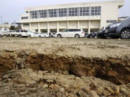 El sismo de este jueves dejó una grieta cerca de un refugio (atrás) en la ciudad de Minamisanriku. AP  /