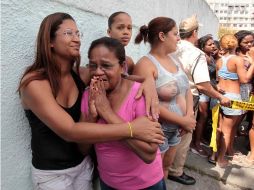 Familiares de estudiantes aguardan afuera de la escuela donde un joven abrió fuego y mató a 10 alumnos. REUTERS  /