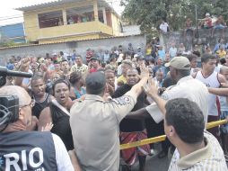 Policías frenan a los padres de niños en edad escolar fuera de la escuela donde el asesino abrió fuego contra los niños. REUTERS  /