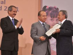 El Presidente Felipe Calderón entrega un reconocimiento con motivo del Día Internacional de la Salud. NTX  /