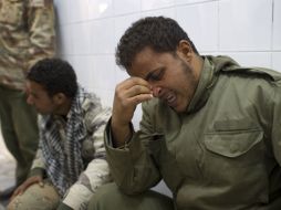 Un rebelde libio observa el despliegue en Ajdabiya. AFP  /