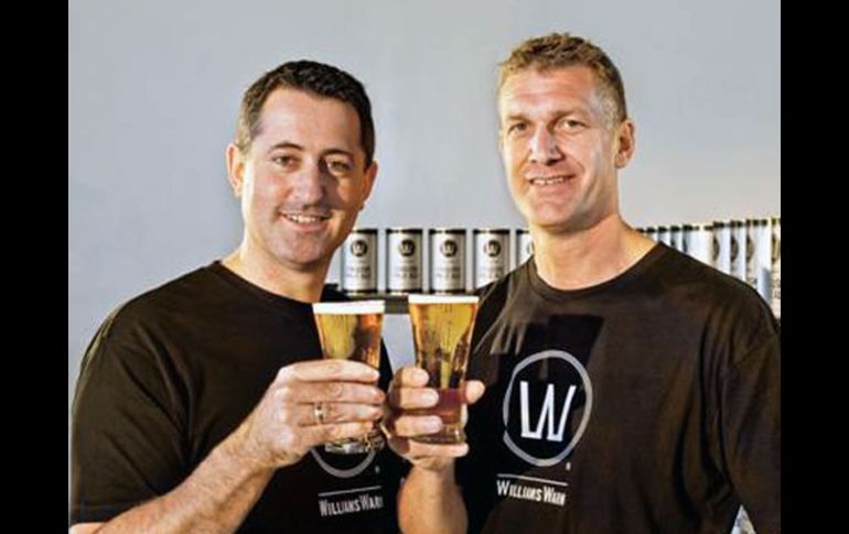 En la imagen se muestra al inventor Williams y al ingenieroAnders Warn. ESPECIAL  /