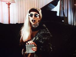 En una de las imágenes presentadas se encuentra Gaga con una larga peluca rubia. AP  /