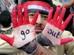 Un manifestante contra el gobierno yemení muestra sus manos pintadas con la bandera del país. AFP  /