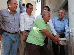 Emilio González (derecha), en la ceremonia de inauguración de las Redes de Agua Potable y Alcantarillado Sanitario. ESPECIAL  /