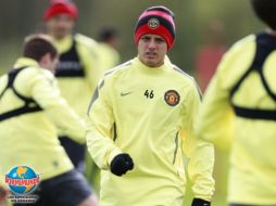 Javier Hernández se prepara en el entrenamiento previo con el Manchester United. AP  /