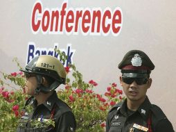 Dos policías resguardan el centro de conferencias donde se celebra la reunión de la ONU sobre el cambio climático. EFE  /