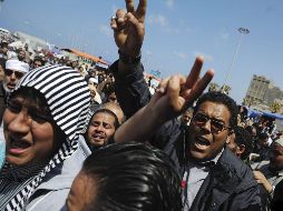 Libios hacen la señal de victoria mientras gritan consignas. EFE  /