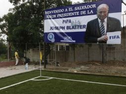 Pancarta de bienvenida en El Salvador, para el Presidente de la FIFA. REUTERS  /