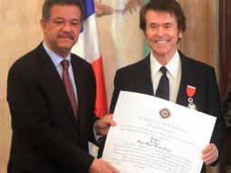 Leonel Fernández (i), condecora al cantante español Raphael (d) con la Orden Heráldica de Cristóbal Colón. EFE  /