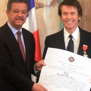 Condecoran a Raphael en República Dominicana