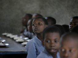 Un niño observa al ex presidente estadounidense Bill Clinton durante su visita a una escuela en Puerto Príncipe. EFE  /
