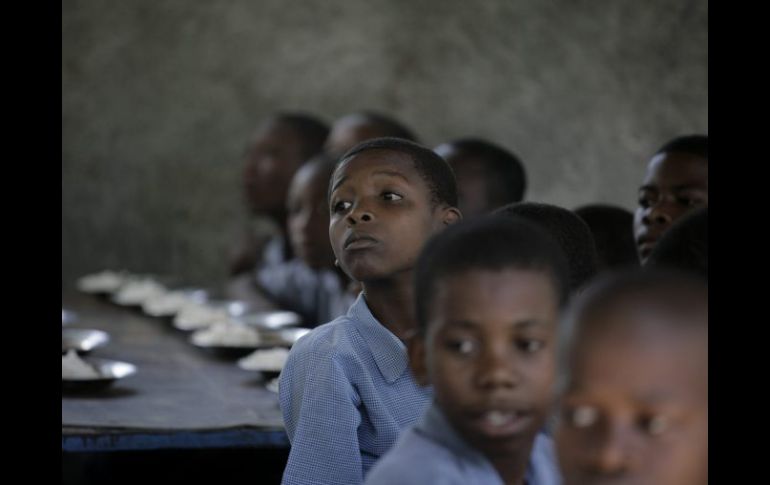Un niño observa al ex presidente estadounidense Bill Clinton durante su visita a una escuela en Puerto Príncipe. EFE  /