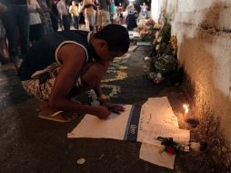 Una multitud se concentró en el cementerio Murundu, cercano de la zona de  Realengo, en donde se encuentra la escuela. EFE  /
