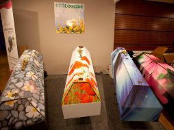 Un estand presenta ataúdes biodegradables. Aproximadamente 100 compañías participan en el Salón de la Muerte de París. EFE  /