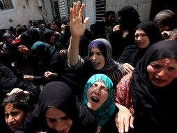 Mujeres palestinas lloran durante funeral de un militante del movimiento islámico Hamás, en la Franja de Gaza. EFE  /