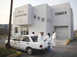 Peritos forenses se toman un descanso. De las primeras observaciones de los cuerpos se establece que no hay centroamericanos. AP  /