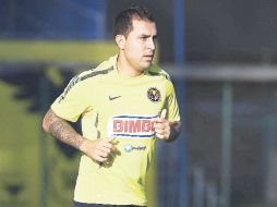 Daniel Montenegro conduce la pelota durante la práctica. MEXSPORT  /