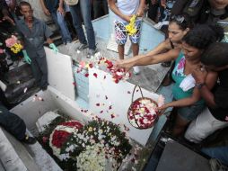 Amigos y familiares dan el último adiós a una menor abatida en la escuela primaria municipal Tasso da Silveira, en Brasil. REUTERS  /