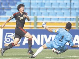 El delantero mexicano, Edson Rivera, dispara ante la salida del portero de Panamá, Kevin Melgar. AP  /