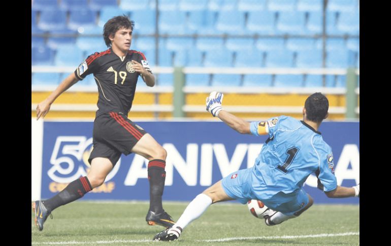 El delantero mexicano, Edson Rivera, dispara ante la salida del portero de Panamá, Kevin Melgar. AP  /