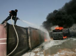 Un hombre combate el fuego tras un ataque aéreo israelí contra un túnel en el Sur de la Franja de Gaza. EFE  /