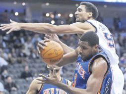 Shawne Williams (izq.) de los Knicks de Nueva York le gana un rebote a Dan Gadzuric, de los Nets de Nueva Jersey. AP  /