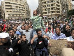 Varias personas gritan lemas contra el ministerio de Defensa en la céntrica plaza Tahrir. EFE  /