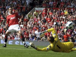 Dimitar Berbatov, del United, abrió el marcador abatiendo la portería del arquero  Mark Schwarzer. EFE  /