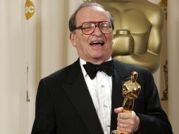 Sidney Lumet sostiene el Oscar honorífico que recibió de la Junta de Gobernadores de la Academia de las Artes y las Ciencias. AP  /