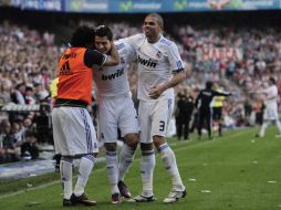 Cristiano Ronaldo celebra con sus compañeros tras marcar el tercer gol ante el Athletic Bilbao, en un partido de la Liga Española. AP  /