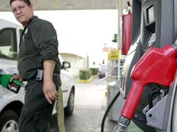 La gasolina regular, sufrió un incremento de seis centavos de dólar mientras el diesel tuvo un alza de cinco centavos de dólar. ARCHIVO  /